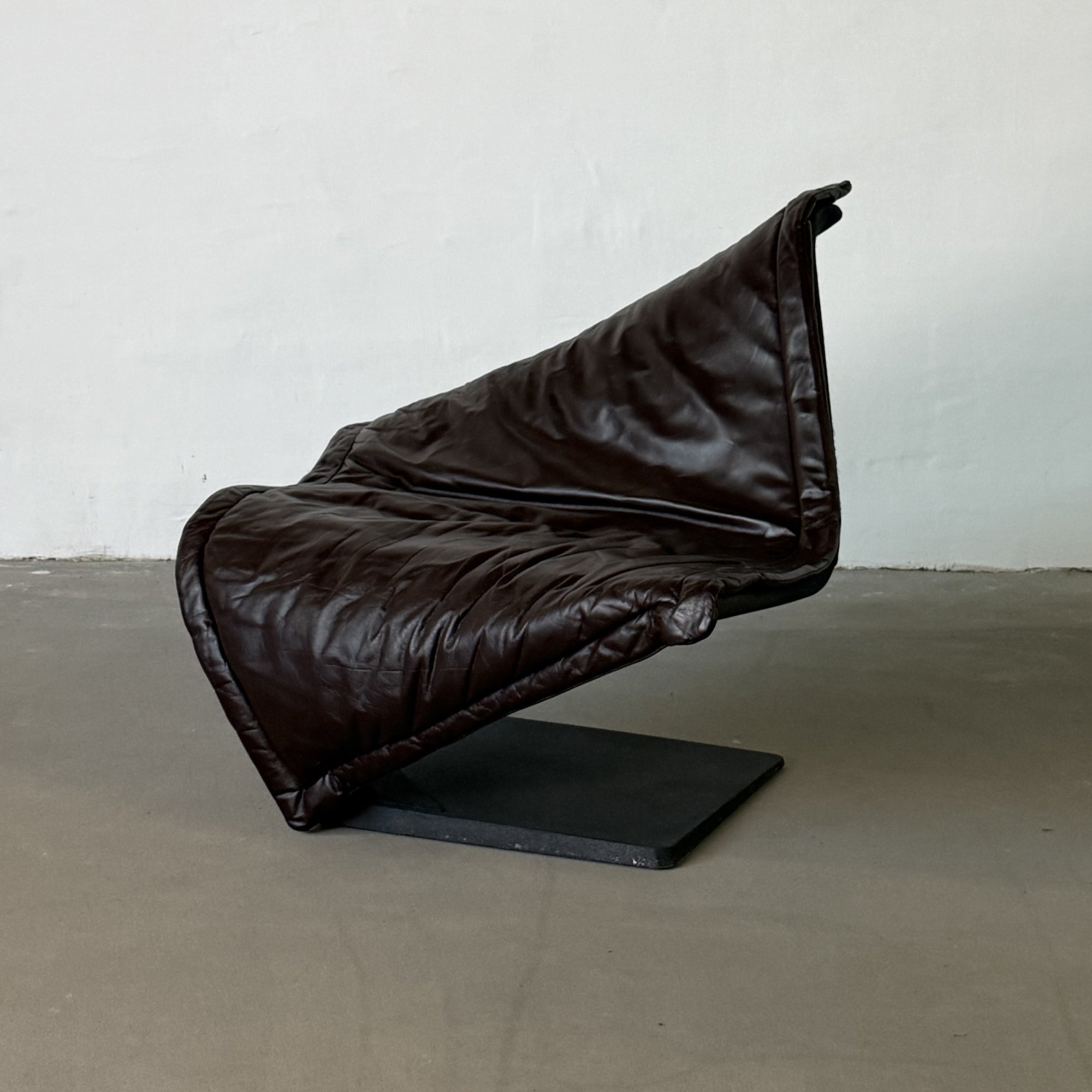 FLYING CARPET brown lounge chair