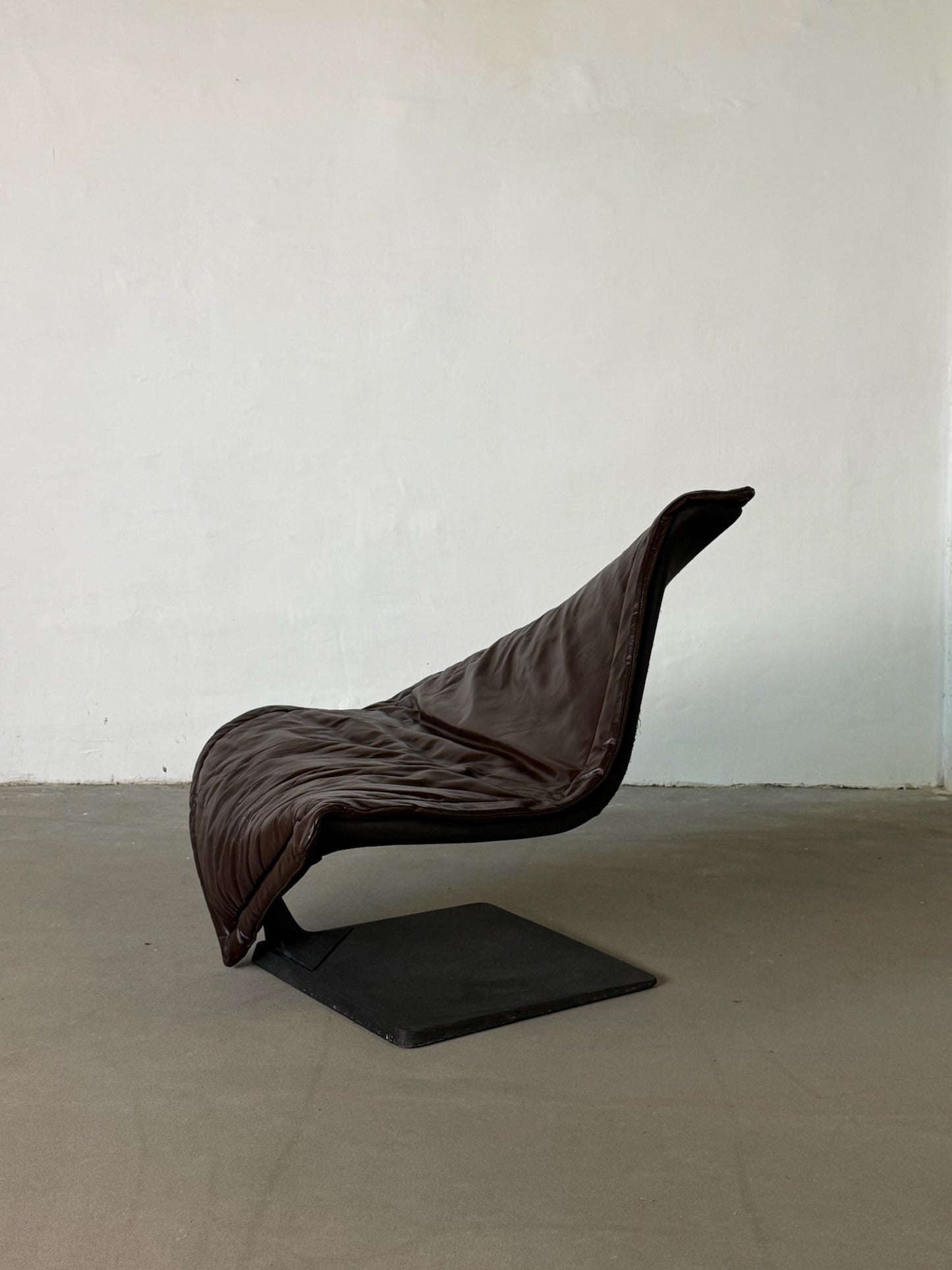 FLYING CARPET brown lounge chair