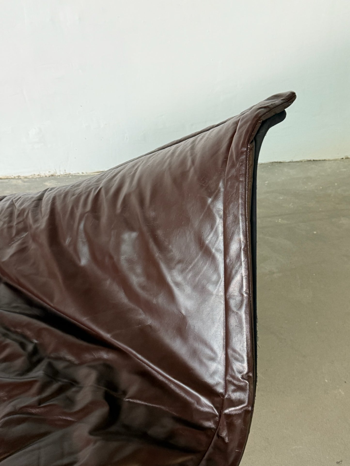 FLYING CARPET brown lounge chair