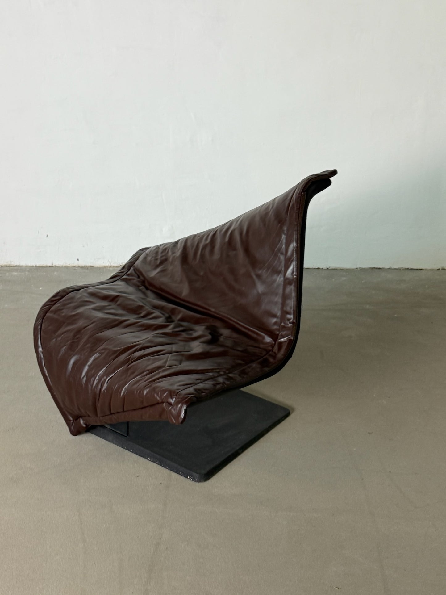 FLYING CARPET brown lounge chair
