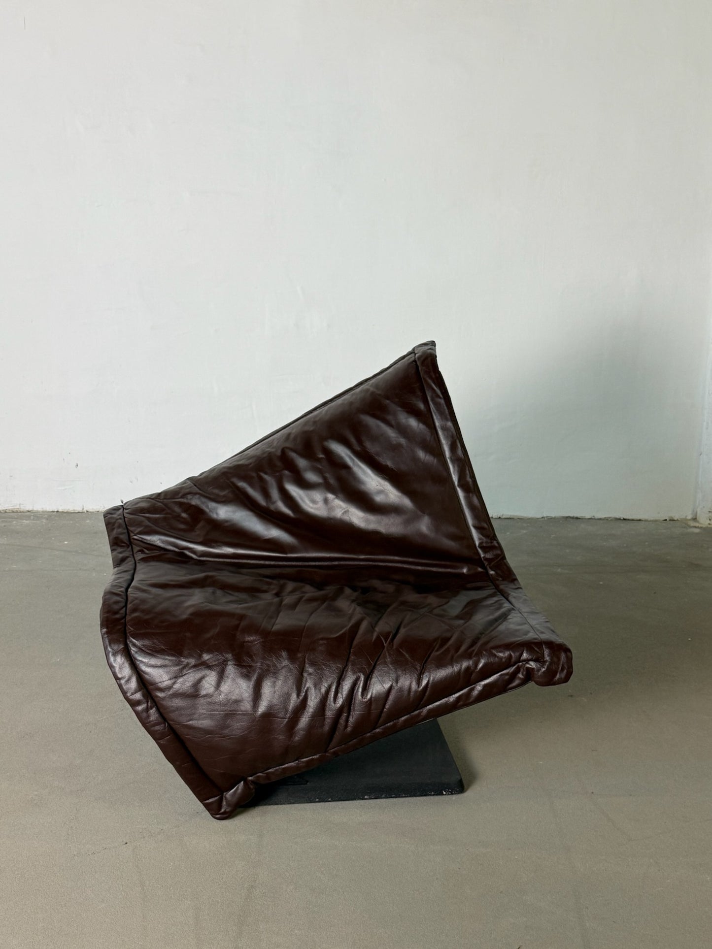 FLYING CARPET brown lounge chair