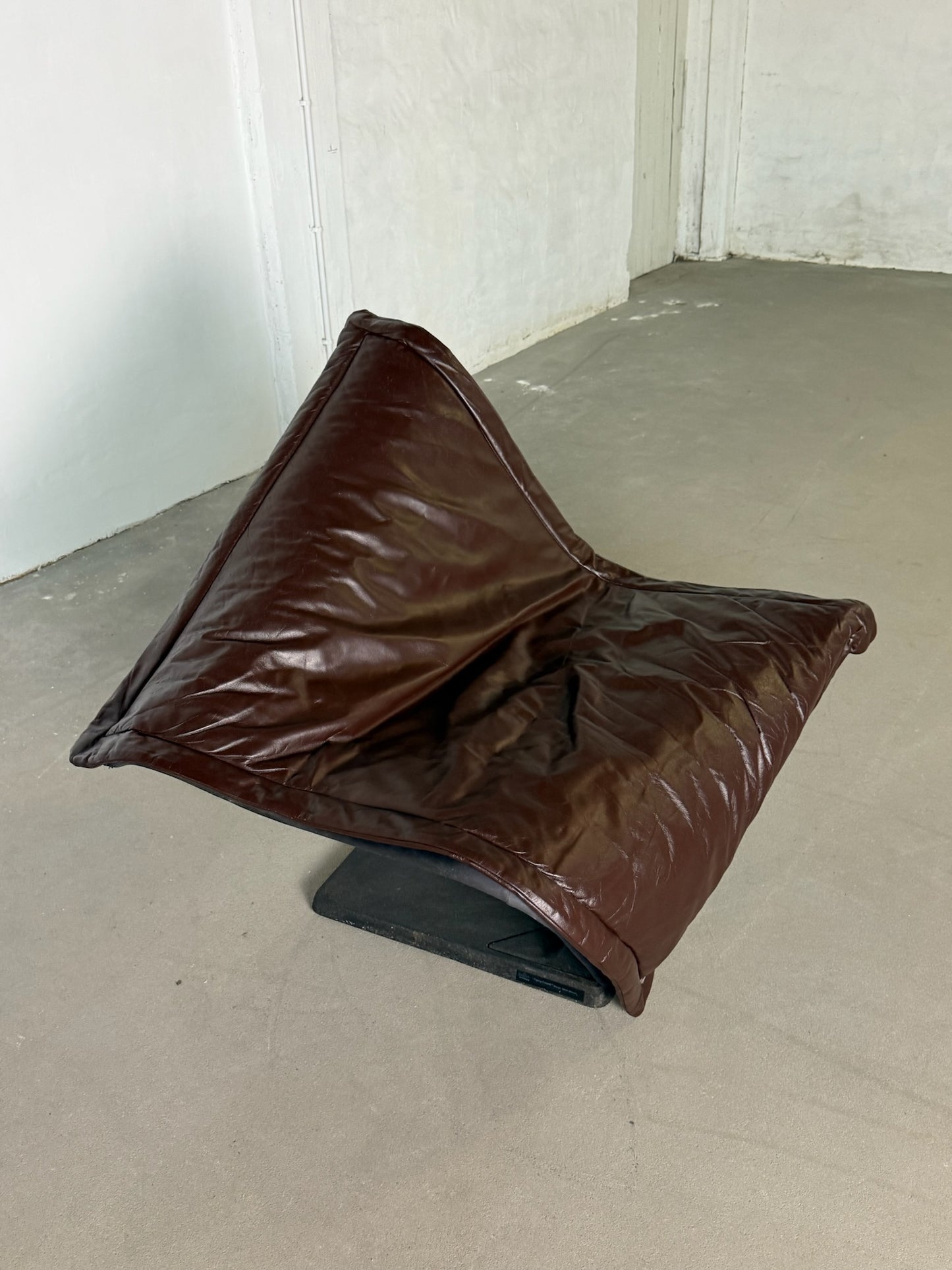 FLYING CARPET brown lounge chair