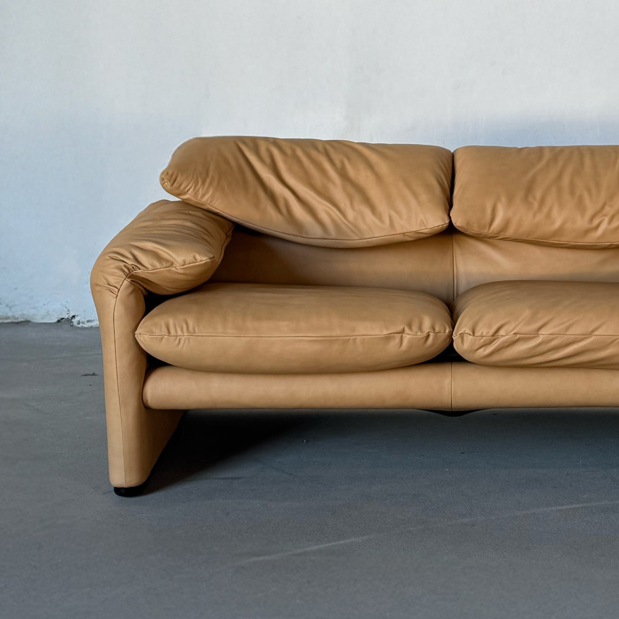 MARALUNGA desert sand sofa