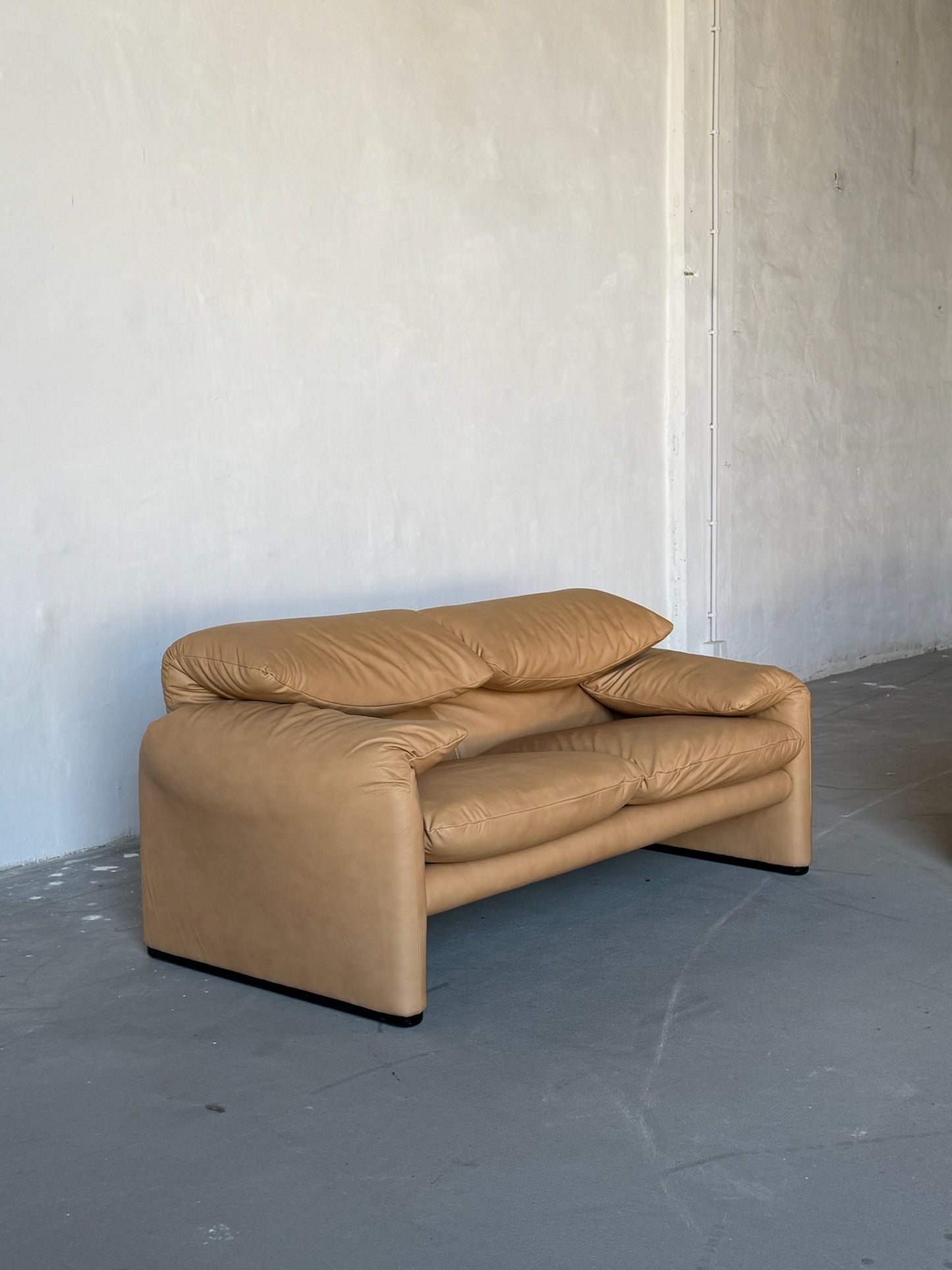 MARALUNGA desert sand sofa
