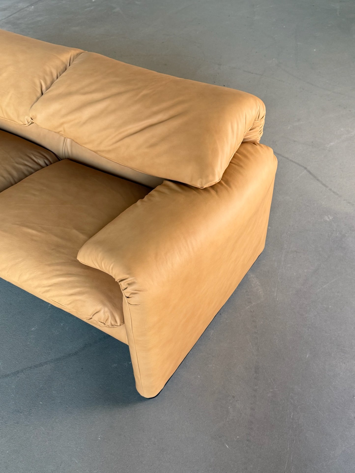 MARALUNGA desert sand sofa