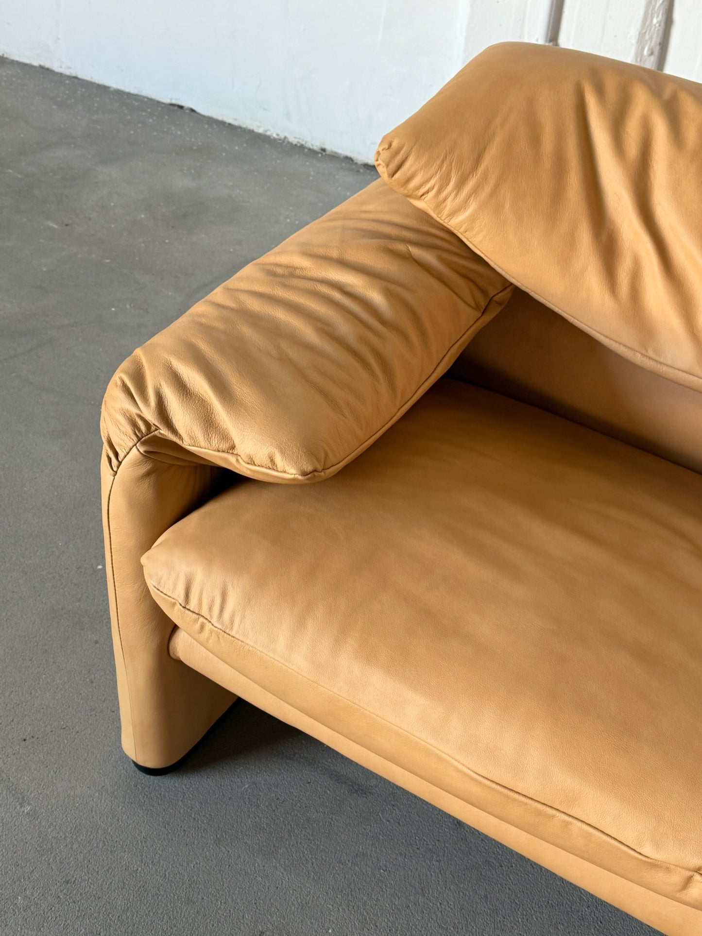 MARALUNGA desert sand sofa